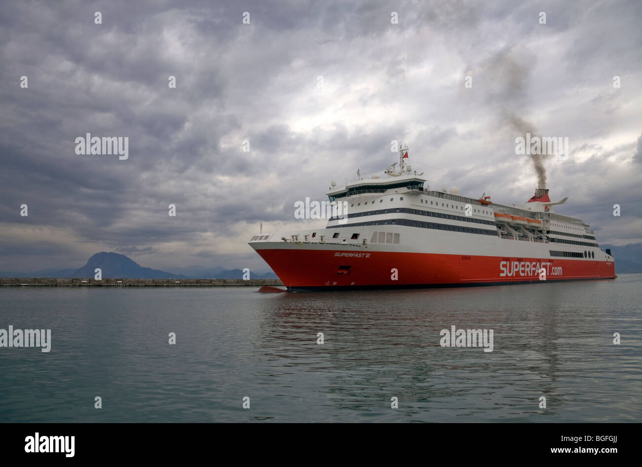 Per i passeggeri dei traghetti nel porto di entrata in porto di Patrasso, Grecia Foto Stock