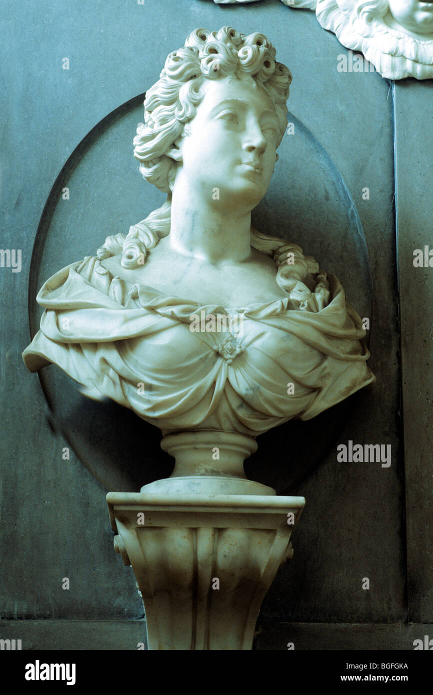 Arkesden Essex, il busto in marmo di Anna Withers 1692 del xvii secolo scultura inglese carving sculture sculture monumento monumenti Foto Stock
