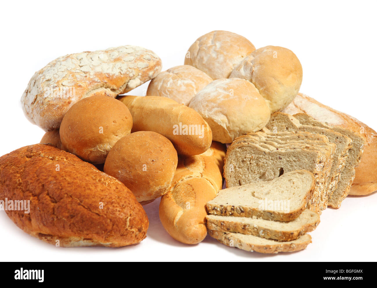 Un assortimento di diverse forme di pane e panini, su uno sfondo bianco. Foto Stock