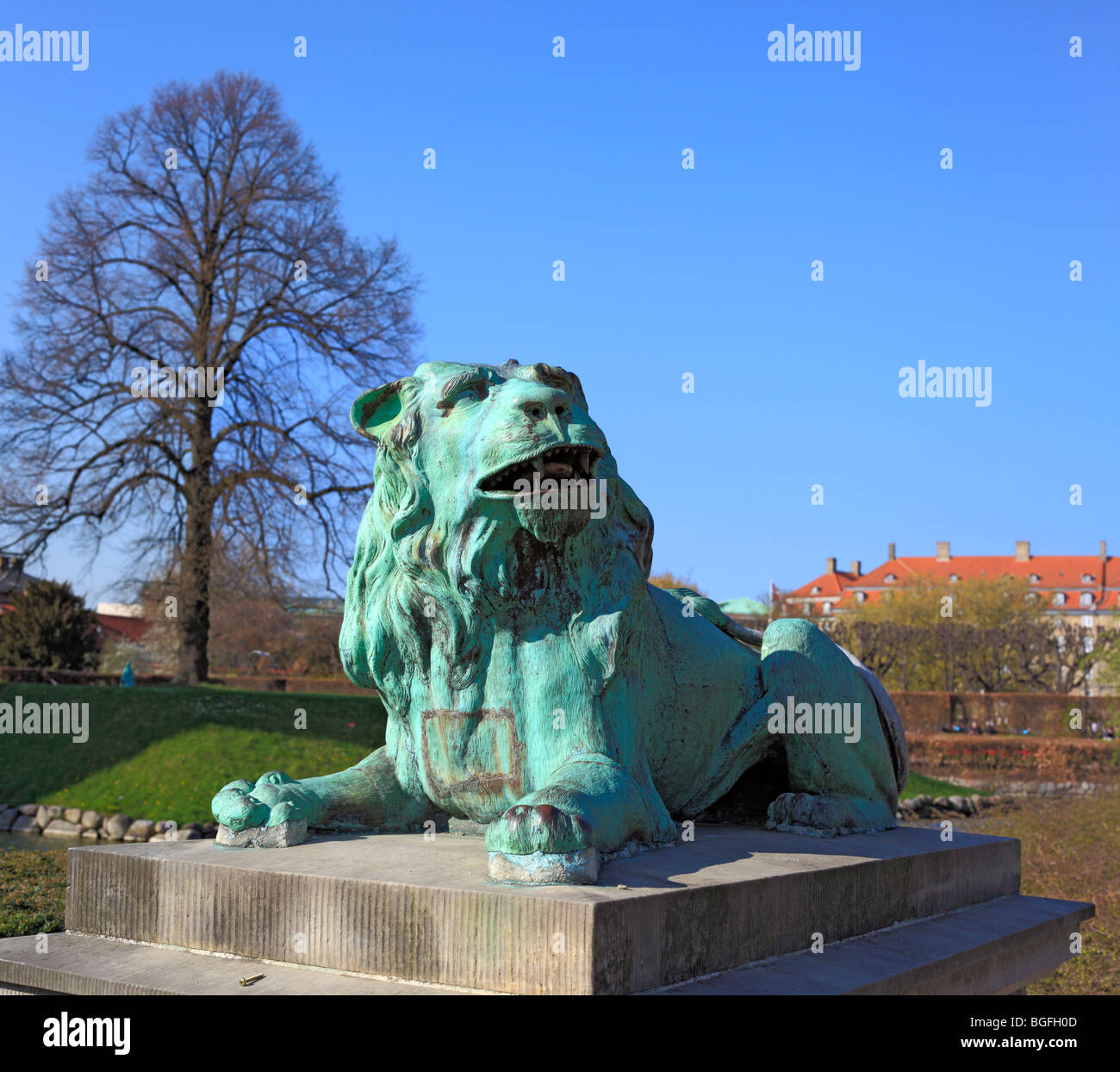 Leone di Bronzo nel parco vicino il castello di Rosenborg, Copenhagen, Danimarca Foto Stock