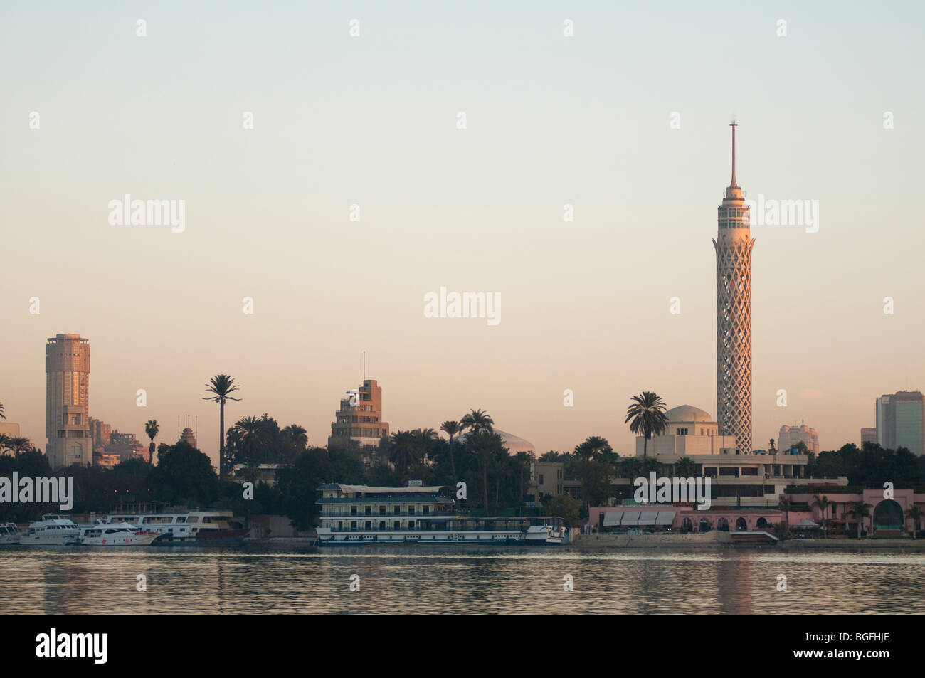 Torre de Il Cairo e il fiume Nilo in Egitto, Africa Foto Stock