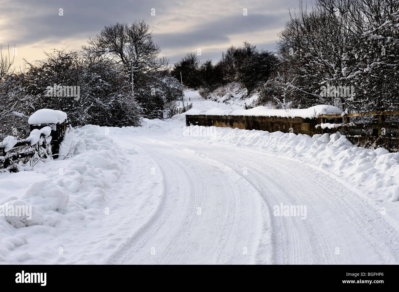 Coperta di neve country road in Inghilterra Settentrionale Foto Stock