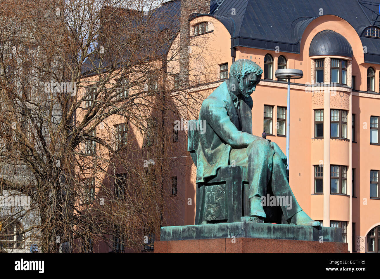 Monumento a Aleksis Kivi, scrittore finlandese, vicino al Teatro Nazionale, Helsinki, Finlandia Foto Stock