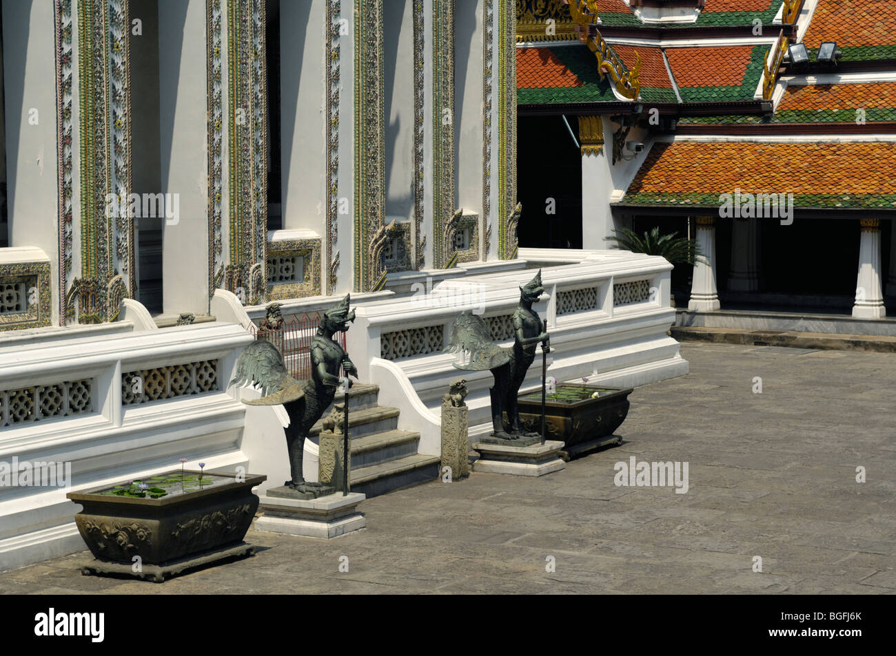 Coppia di Nok Tantima (Tantima uccelli) guardia del Viharn Yod, Phra Nakhon, il Grand Palace, Bangkok, Thailandia Foto Stock