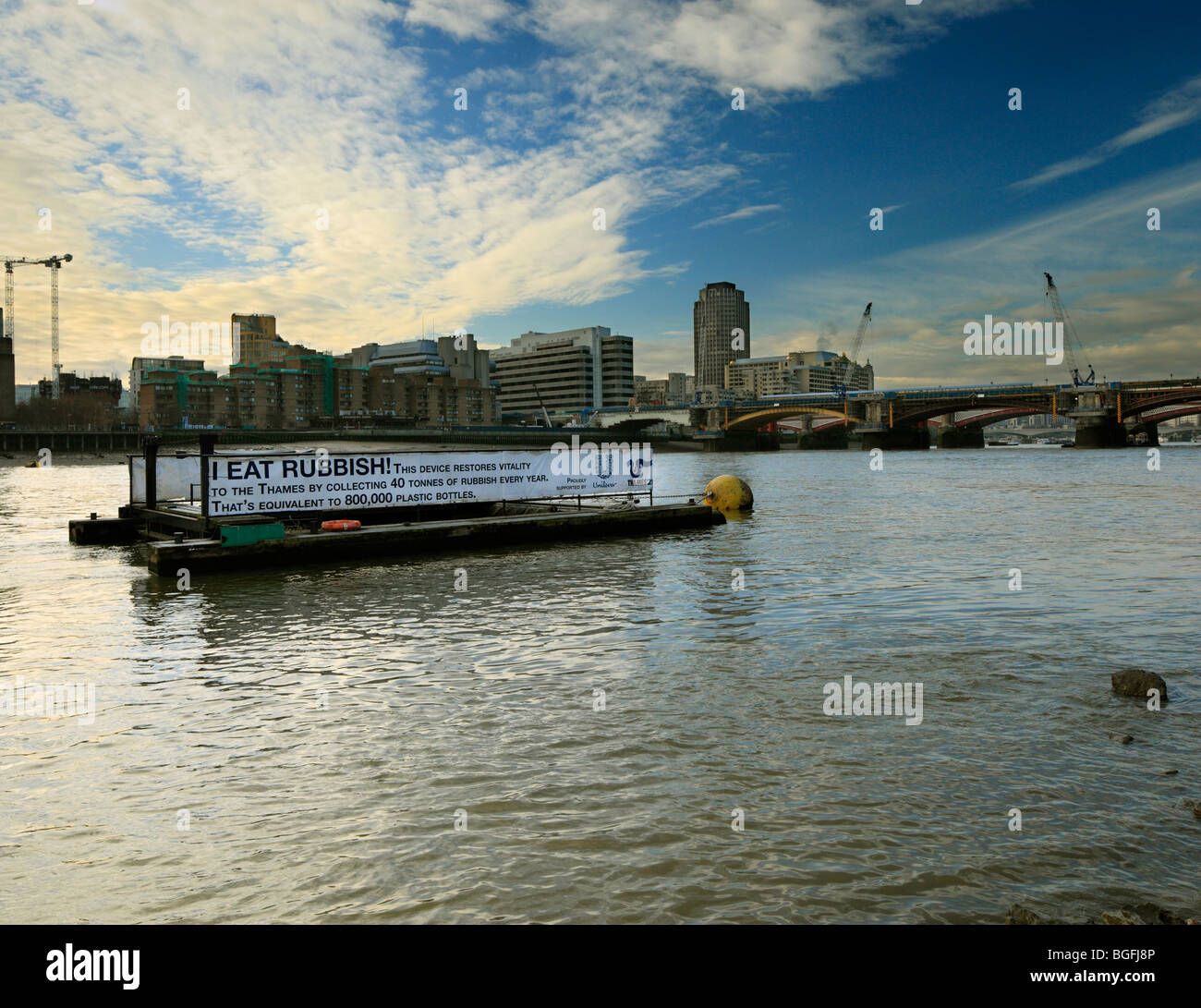 Floating Thames raccoglitore di rifiuti. Foto Stock