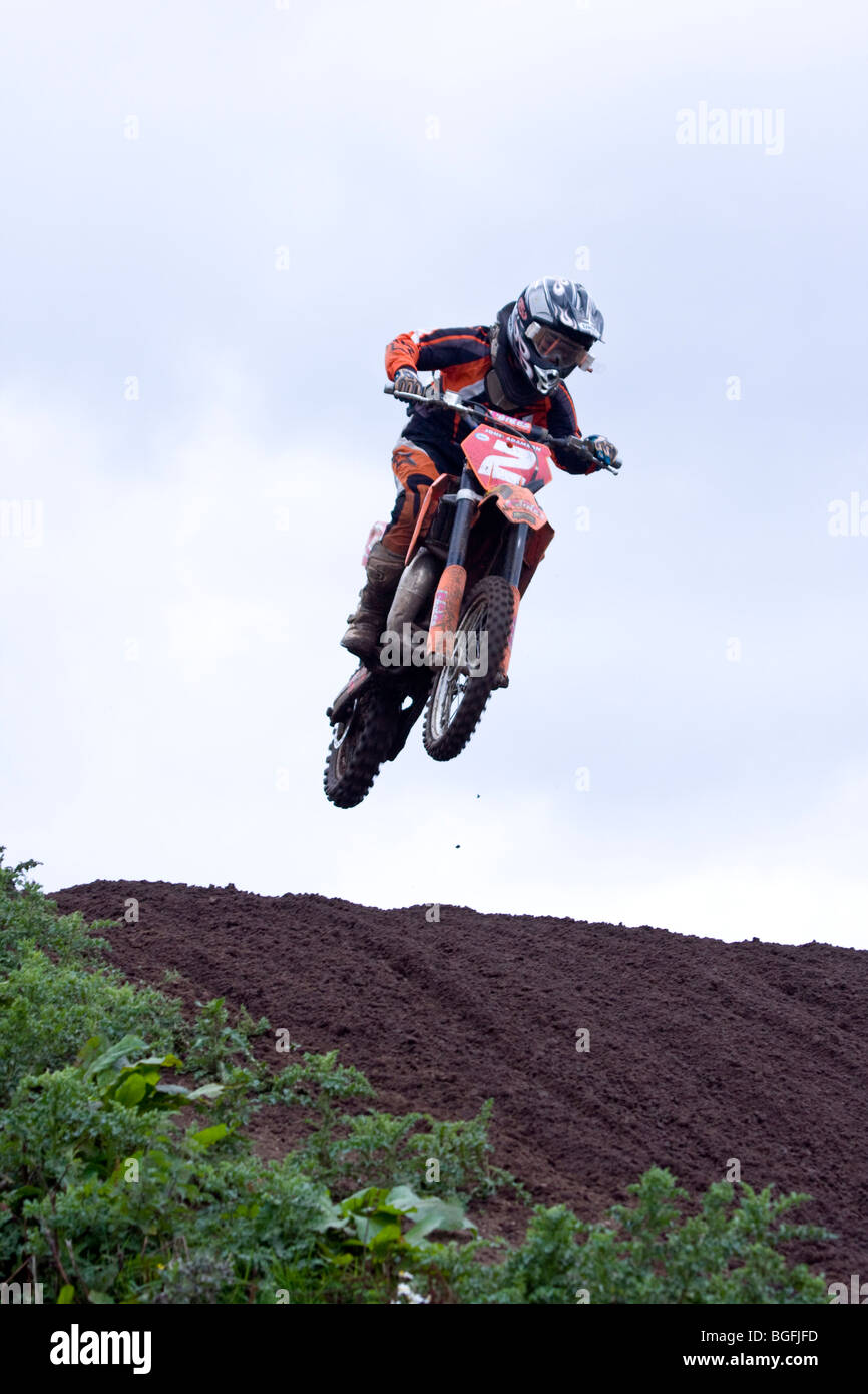 Saltando su salto a Scottish adulto campionato di motocross 2009 gara a Comerton Farm, Leuchars, Fife, Scozia Foto Stock