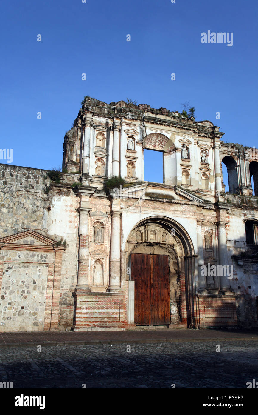 L'esterno dell'Iglesia Compania de Jesus, ora un centro culturale. Antigua Guatemala, America Centrale Foto Stock