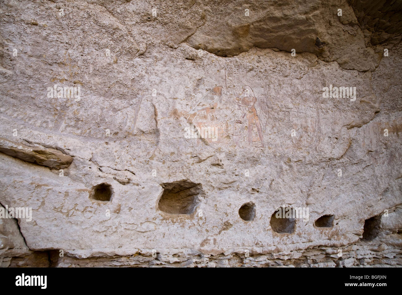 Nicchie e rock-arte in scogliera vicino a Kanais, tempio del Re Sety 1 nel Wadi Abad nel Deserto Orientale dell'Egitto Foto Stock