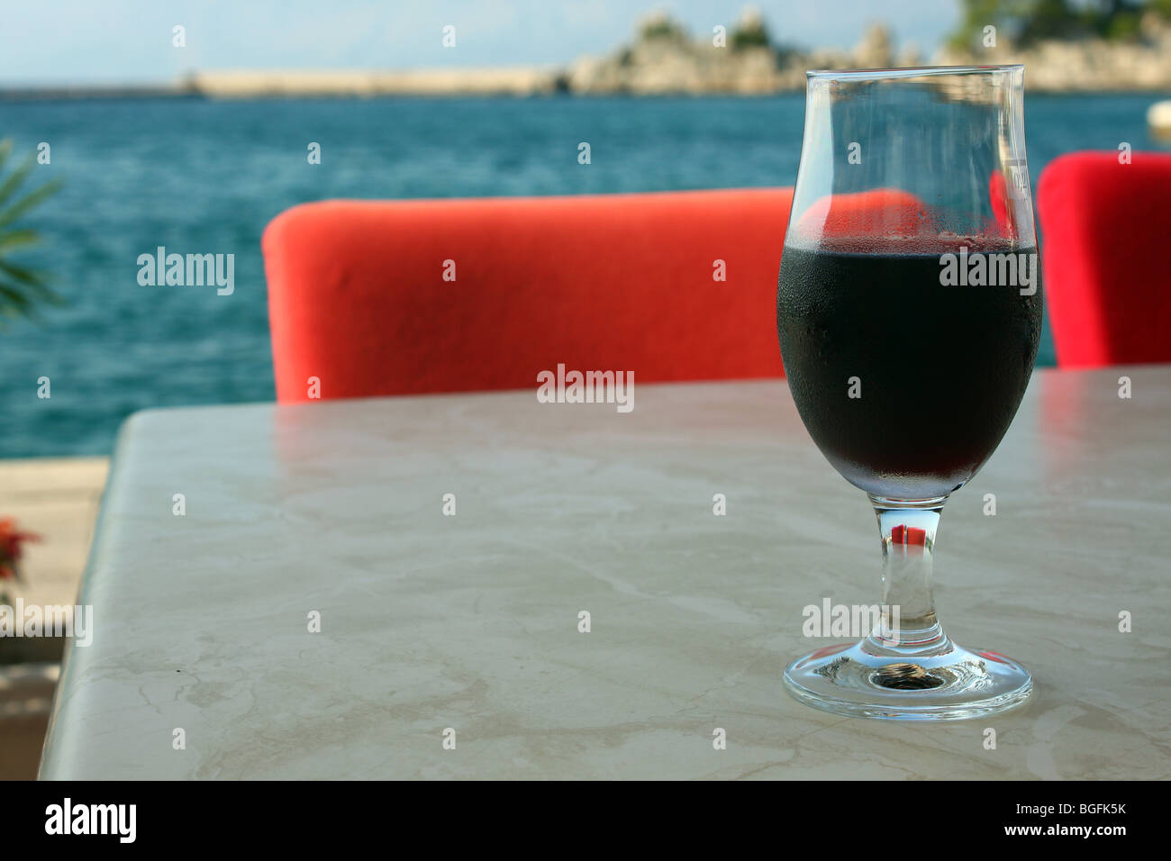 Vino rosso di vetro sul tavolo Foto Stock