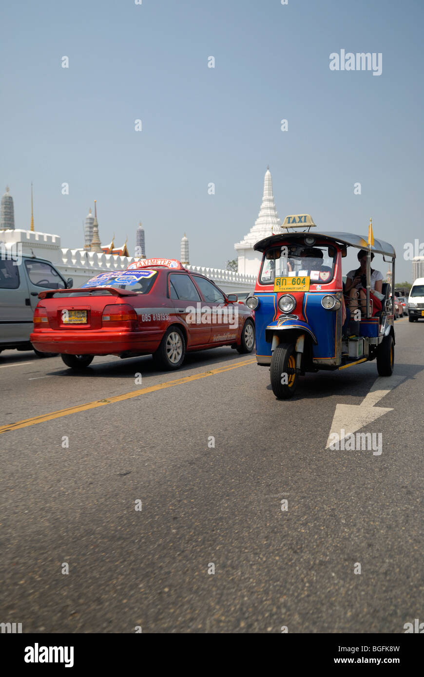 Tuk-tuk e taxi in strada vicino al Grand Palace; Bangkok; Thailandia Foto Stock