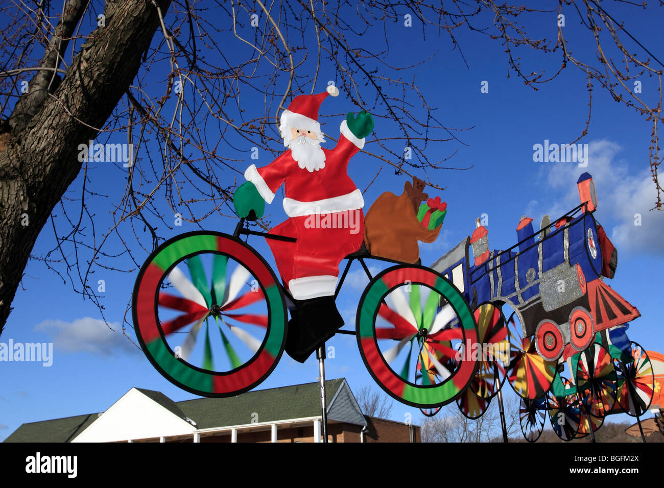 Babbo Natale sul prato di bicicletta ornamento, Port Jefferson, Long Island, NY Foto Stock