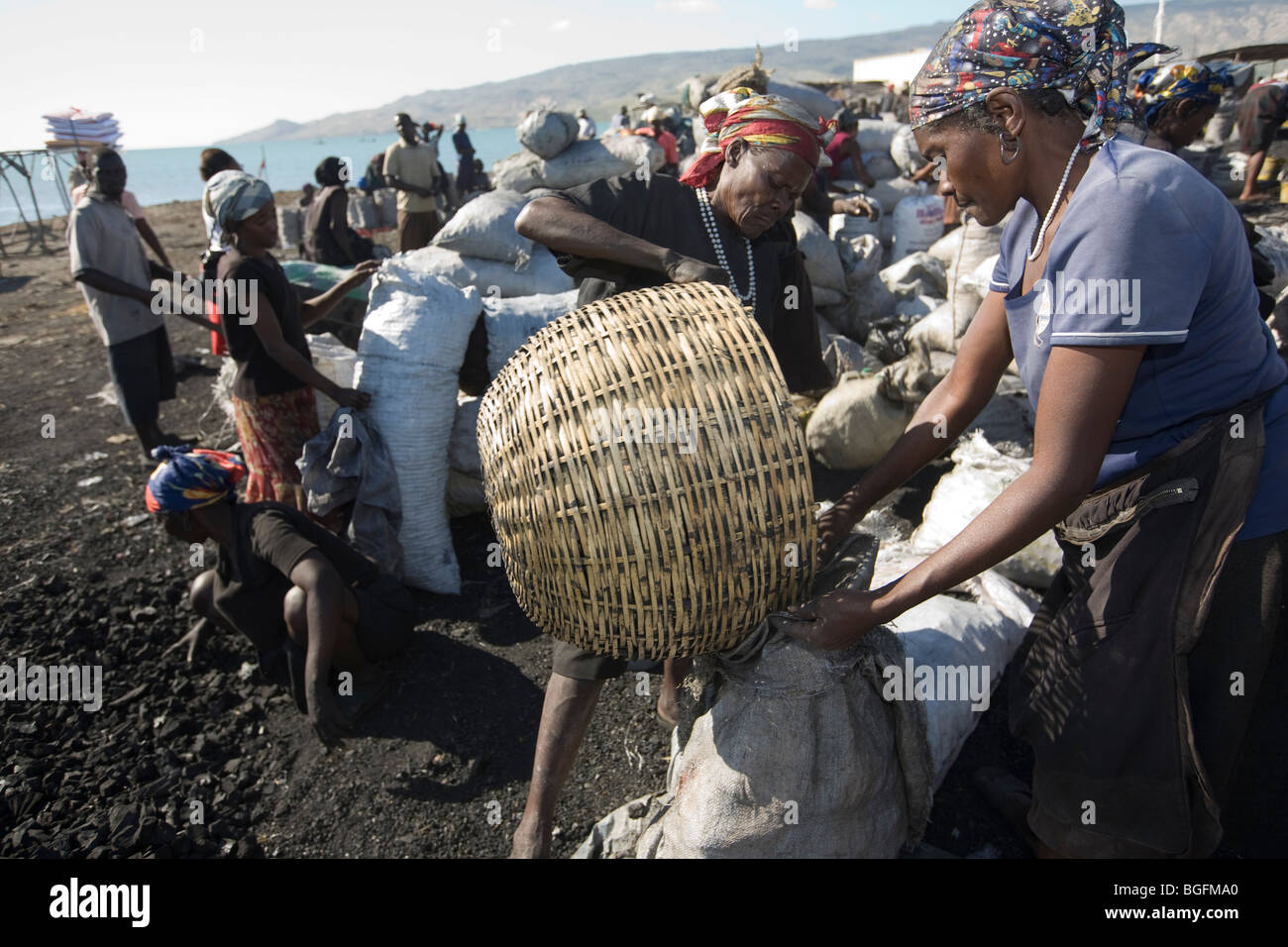 Mercato di carbone al porto di Gonaives, dipartimento di Artibonite, Haiti Foto Stock