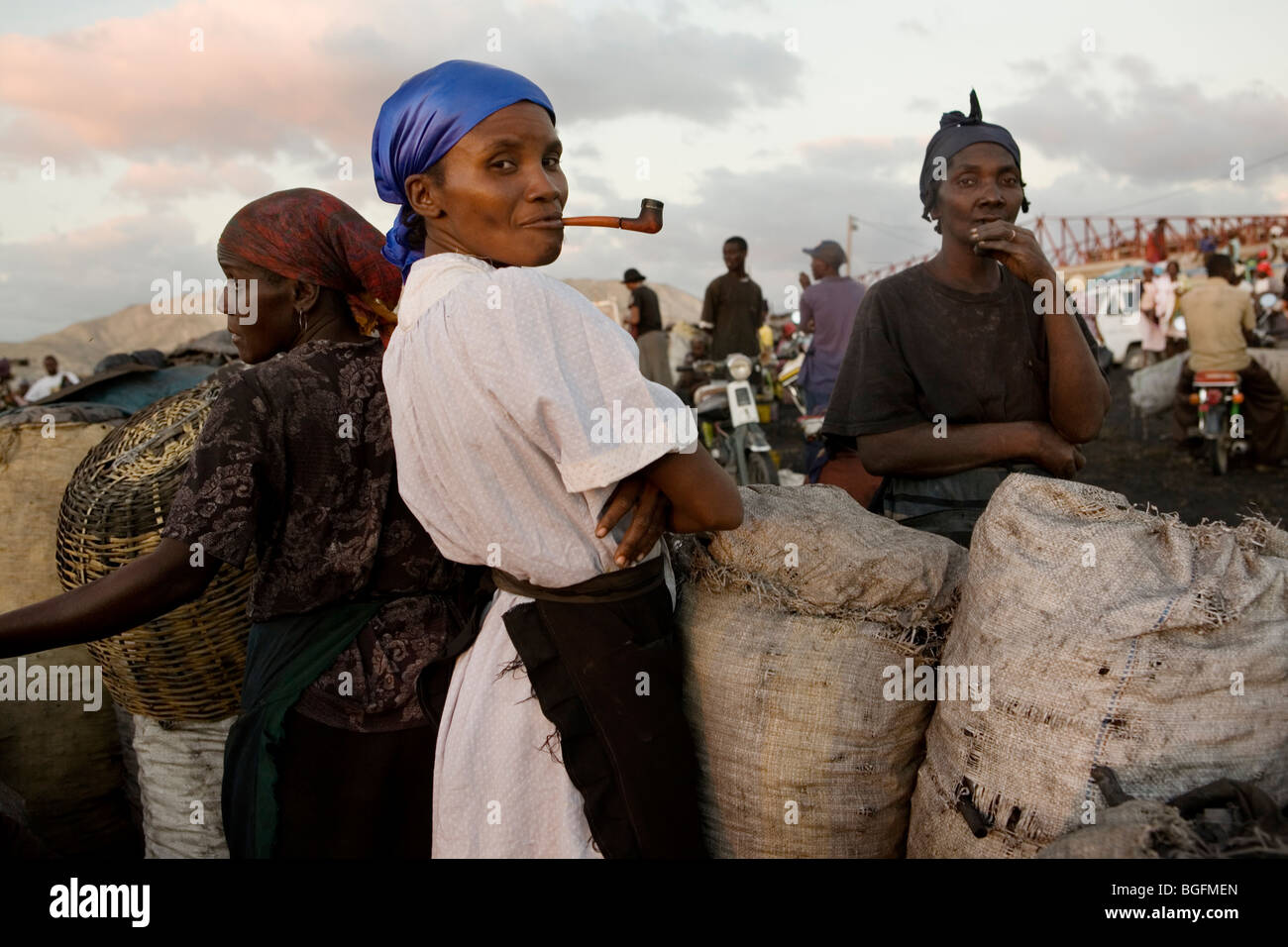 Una donna di fumare un tubo al porto di Gonaives, dipartimento di Artibonite, Haiti. Foto Stock