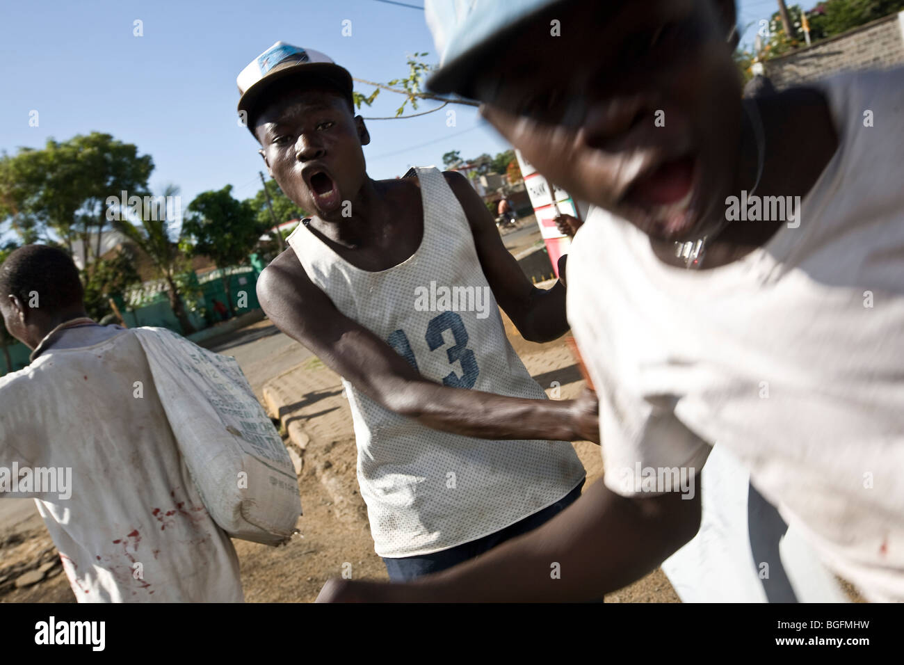 Rivoltosi e saccheggiatori durante il Kenya la violenza post elettorale, Kisumu, Kenya. Foto Stock