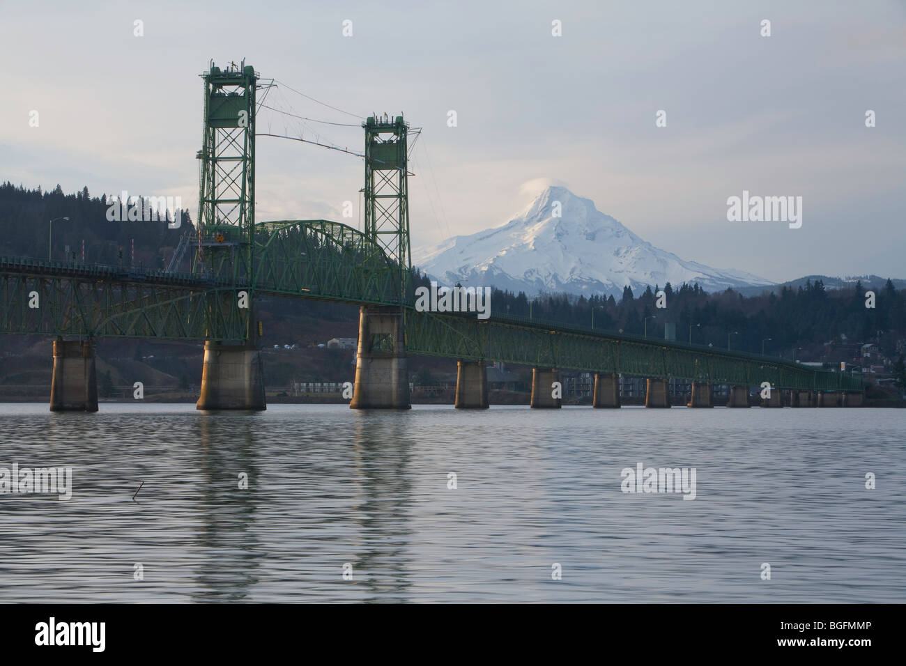 Hood River Bridge e Mt. Il cofano Foto Stock