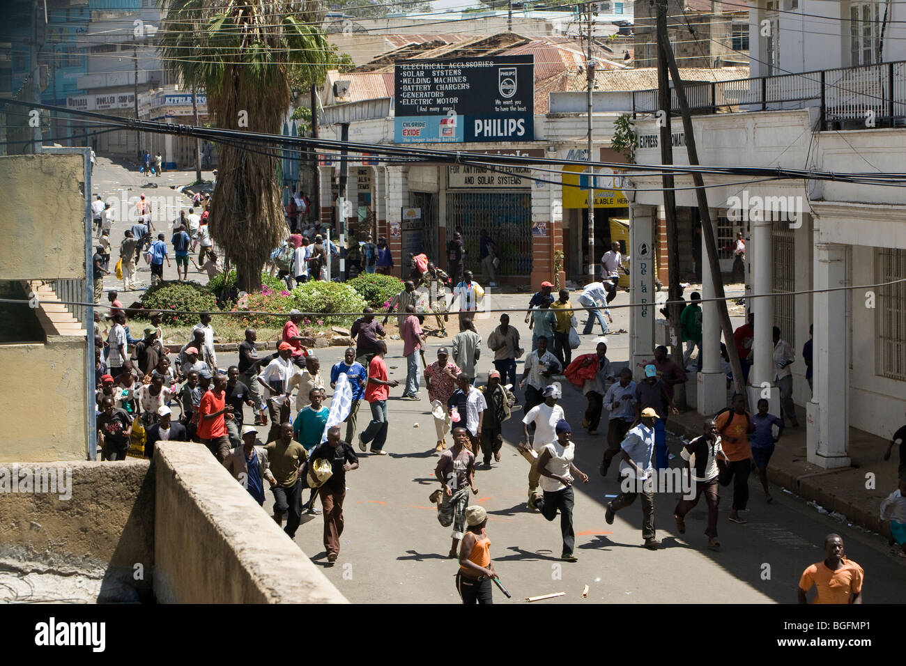 Rivoltosi e saccheggiatori durante il Kenya la violenza post elettorale, Kisumu, Kenya. Foto Stock