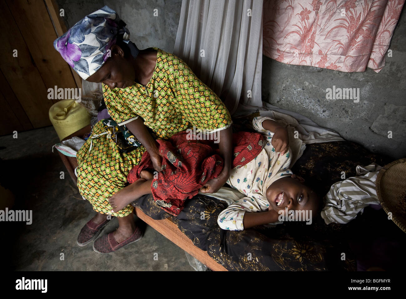 Una donna si prende cura di suo figlio handicappato nel villaggio di Chekereni, regione di Kilimanjaro, Tanzania Africa Orientale. Foto Stock