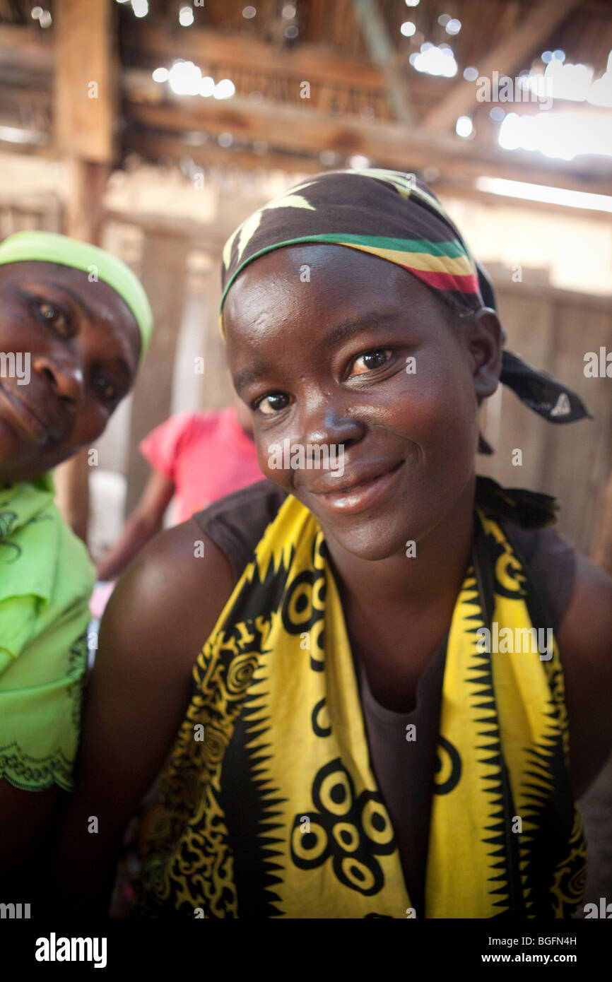 Un HIV positivo la donna rimane in attesa di essere servito in un cibo in cottura Mererani, Tanzania, di tutto il mondo conosciuto solo fonte di Tanzanite. Foto Stock