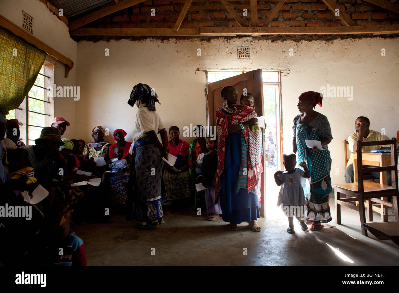 I pazienti devono attendere di essere visto da un medico a un dispensario medico in Tanzania: Manyara Regione, Simanjiro distretto, Kilombero Village. Foto Stock