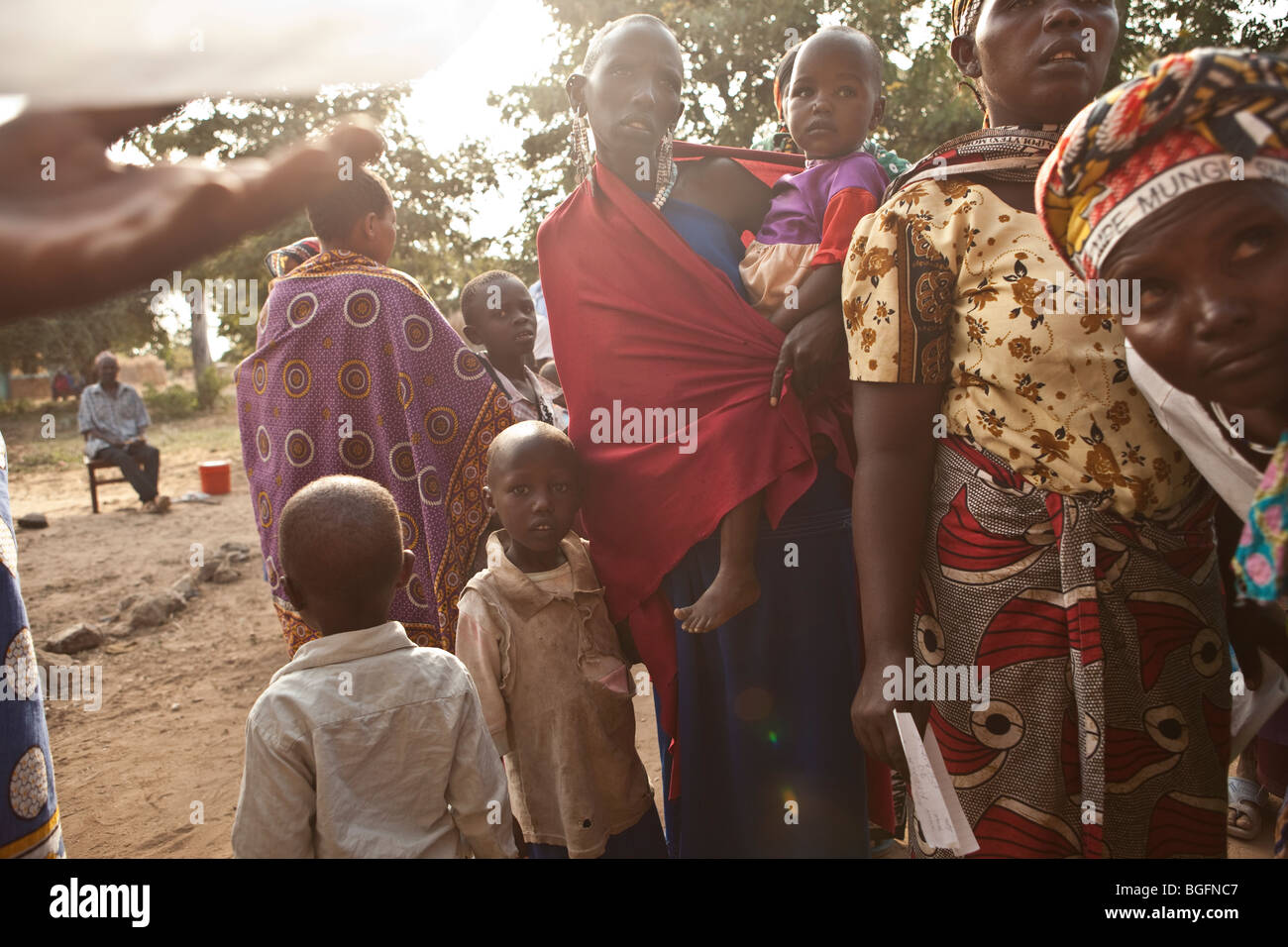 Una donna Maasai presso un dispensario medico in Tanzania: Manyara Regione, Simanjiro distretto, Kilombero Village. Foto Stock