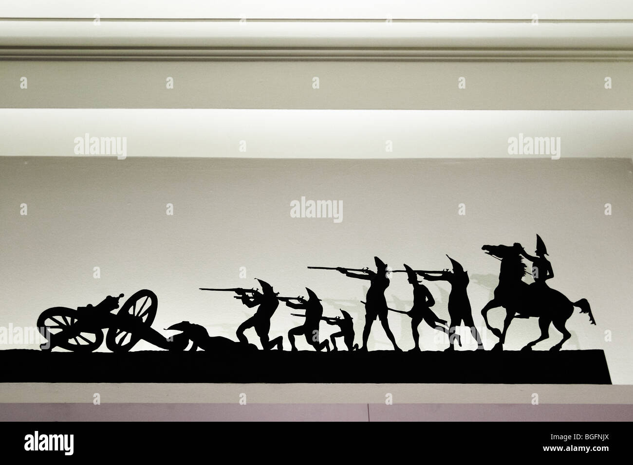 Silhouette in metallo nella parete nicchie del Dipartimento del Museo di interni, Washington DC. Foto Stock