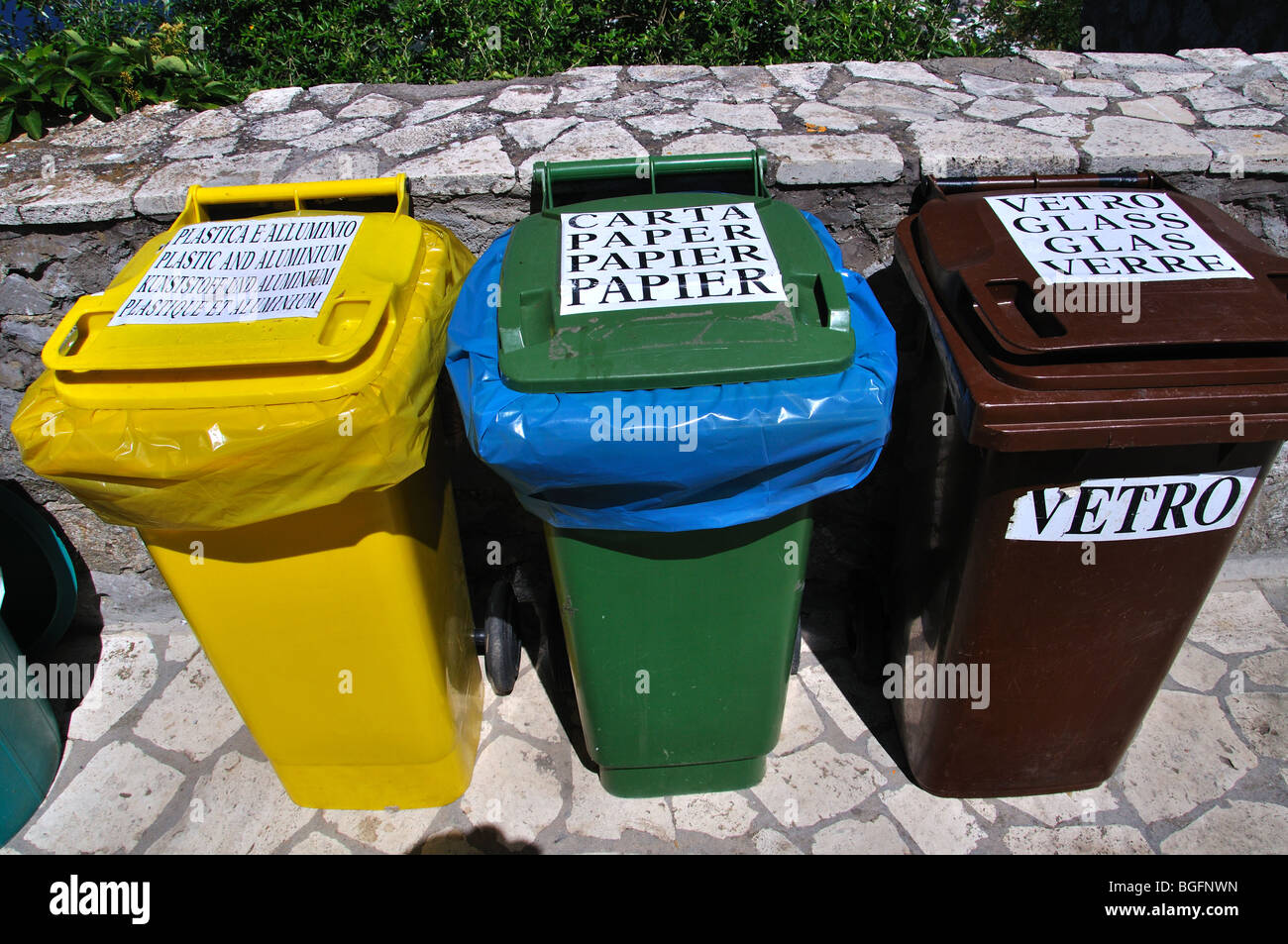 Contenitori di riciclaggio su Capri Italia Foto Stock