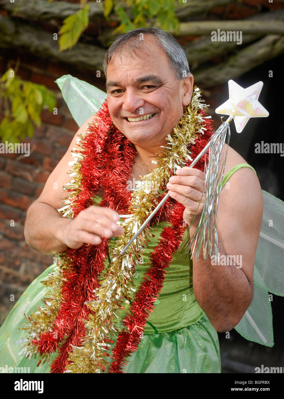 Billy Byrne dalla BBC 1 programma 'DIY SOS' vestita come una favola di Natale, il lancio di una campagna. Foto da Jim Holden. Foto Stock