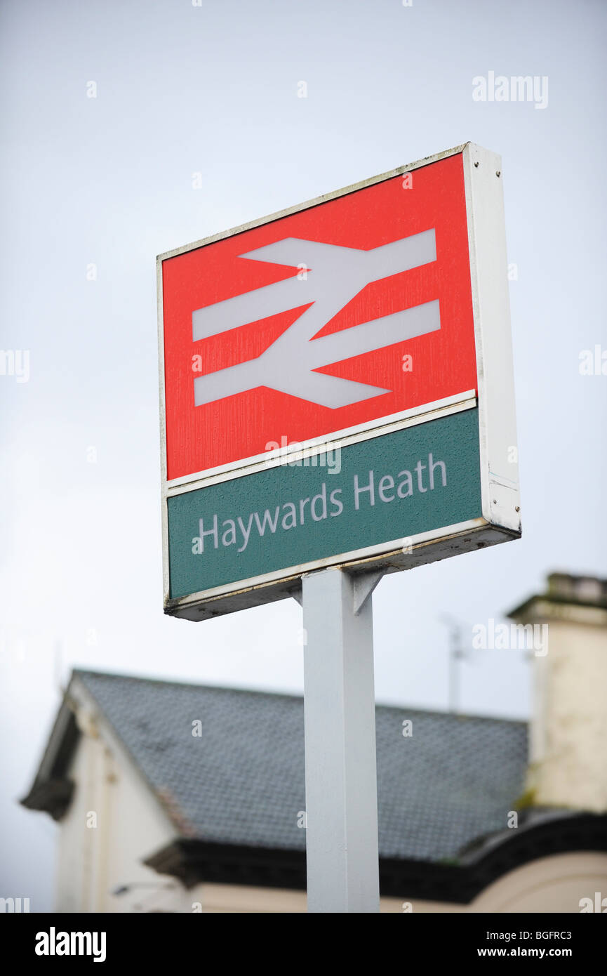 Il segno per Haywards Heath dalla stazione di West Sussex sulla linea di Brighton, Regno Unito. Foto Stock
