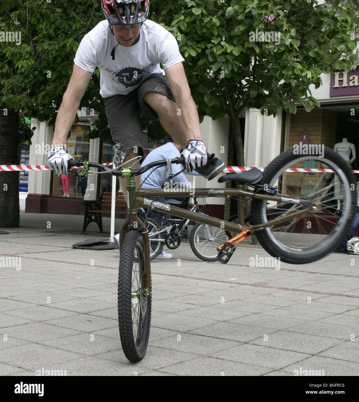 Il pilota scozzese Danny MacAskill tira acrobazie davanti a una folla, Dumfries, Dumfries&Galloway, Scozia Foto Stock