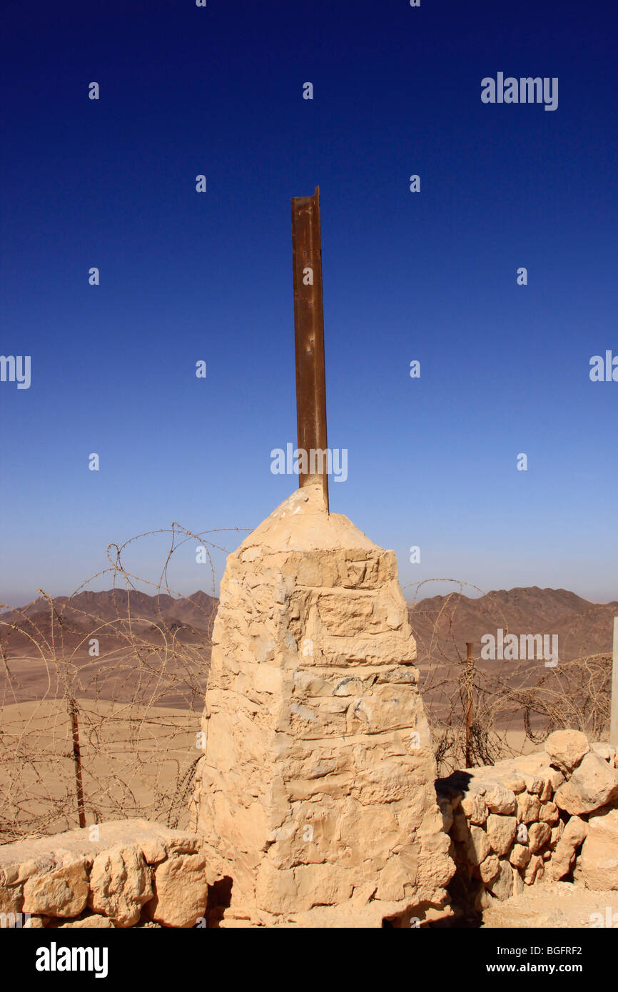 Israele Negev, un confine britannico pietra sul confine Egyptian-Israeli (km 82) Foto Stock