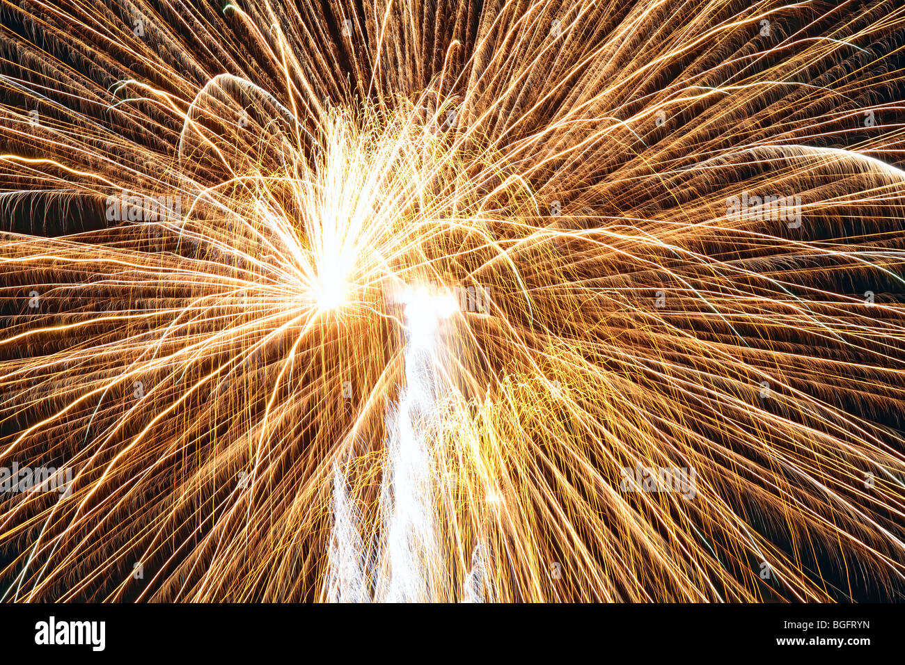 Fuochi d'artificio capodanno 2010 display pirotecnici che esplodono nel cielo di notte Foto Stock