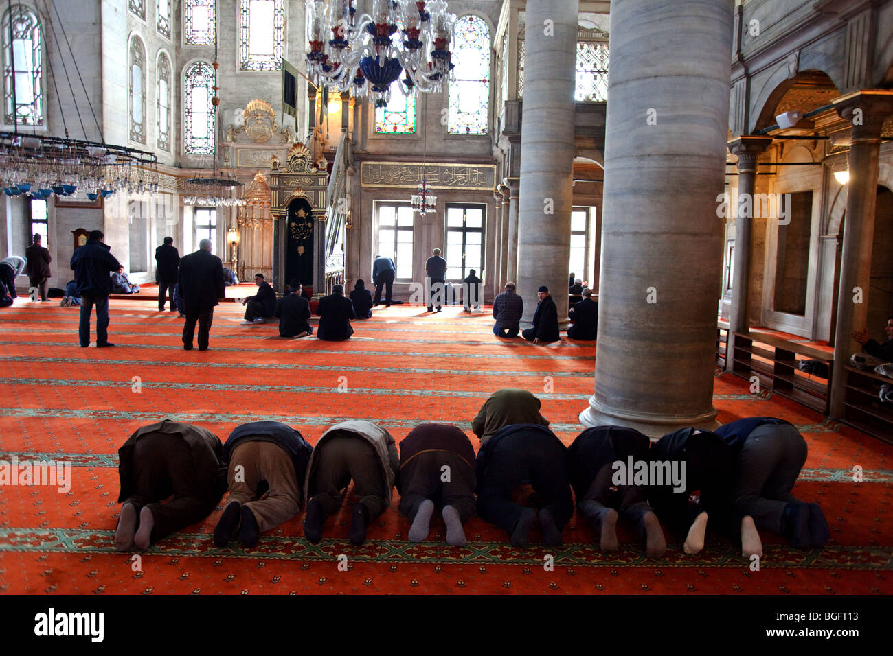 I musulmani pregano in Eyup Sultan Camii la moschea, Eyup, Istanbul, Turchia Foto Stock