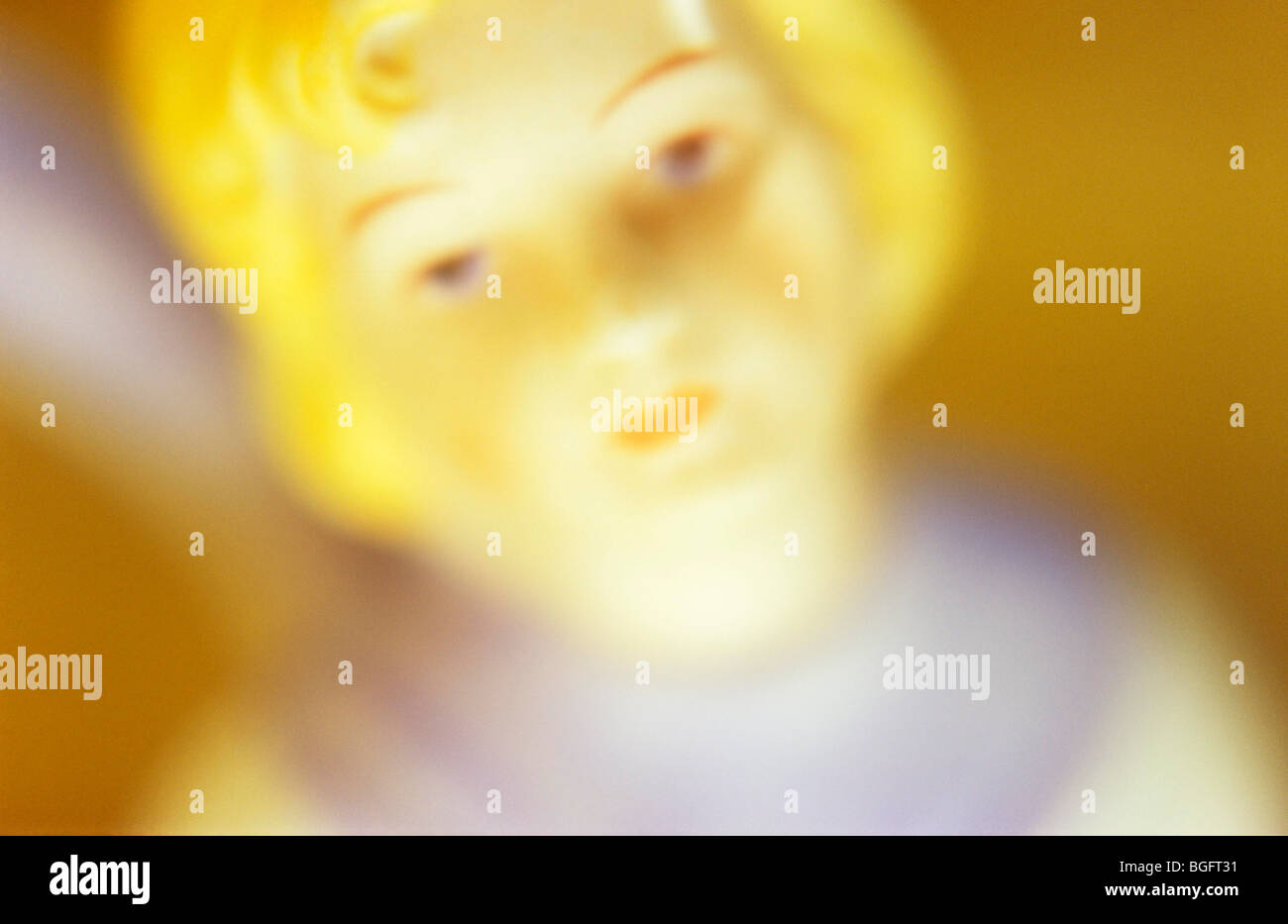 Impressionistica chiudere fino a luce calda di angelo infantili in bianco e il manto azzurro con sfondo caldo Foto Stock