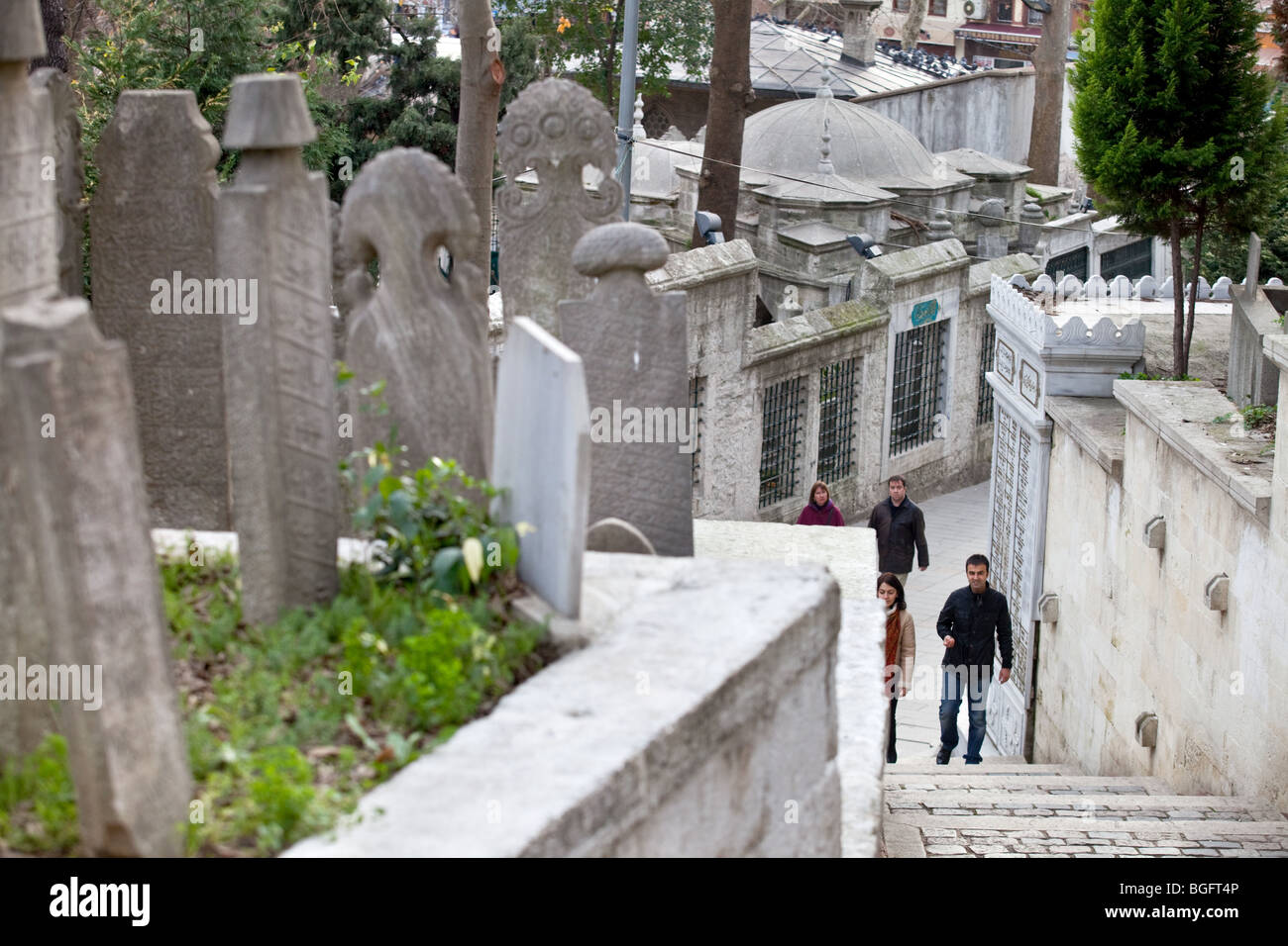 I turisti che visitano Eyup Sultan Mezarligi cimitero, Istanbul, Turchia Foto Stock