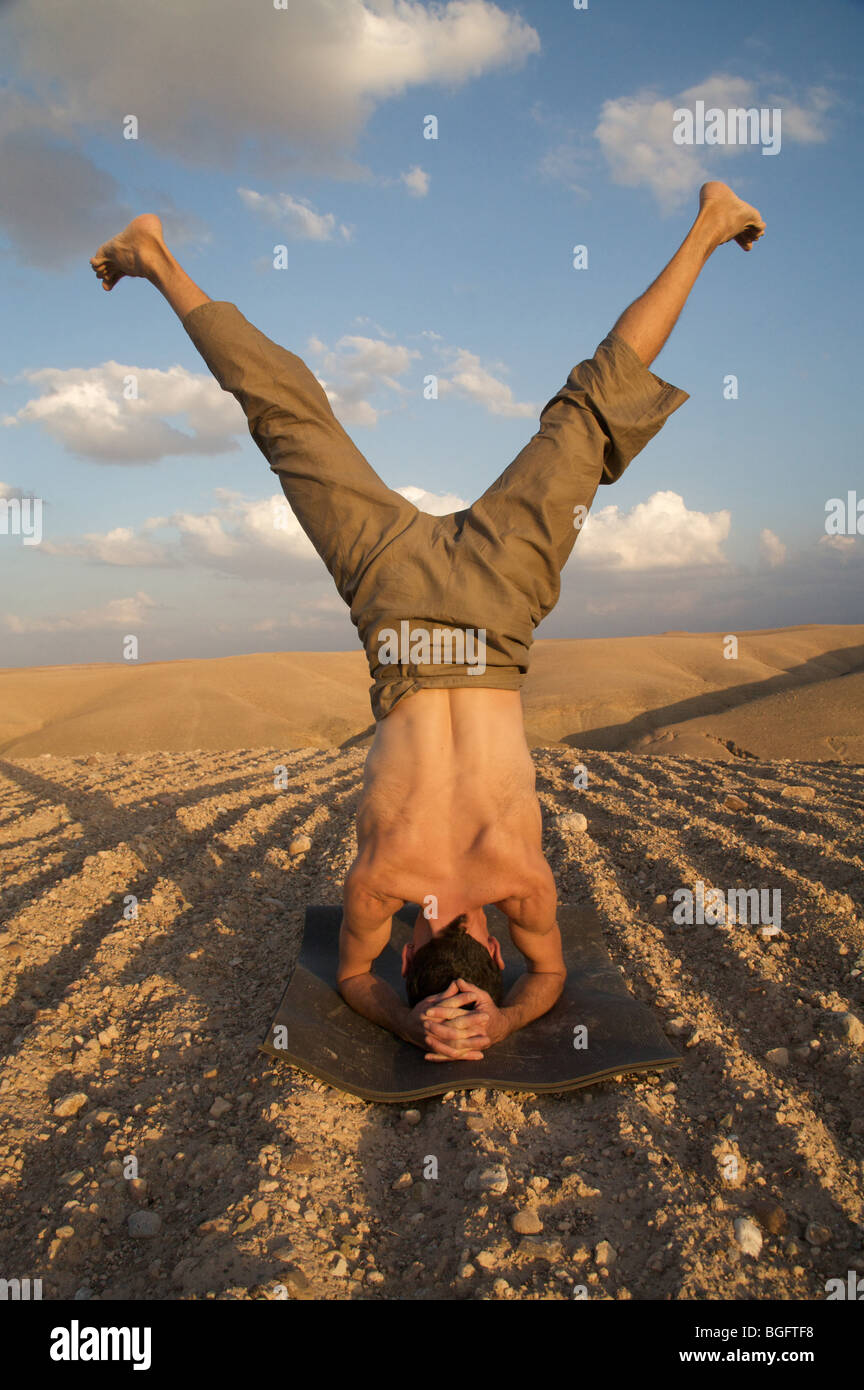 Lo yoga nel deserto, Marrakech, Marocco Foto Stock