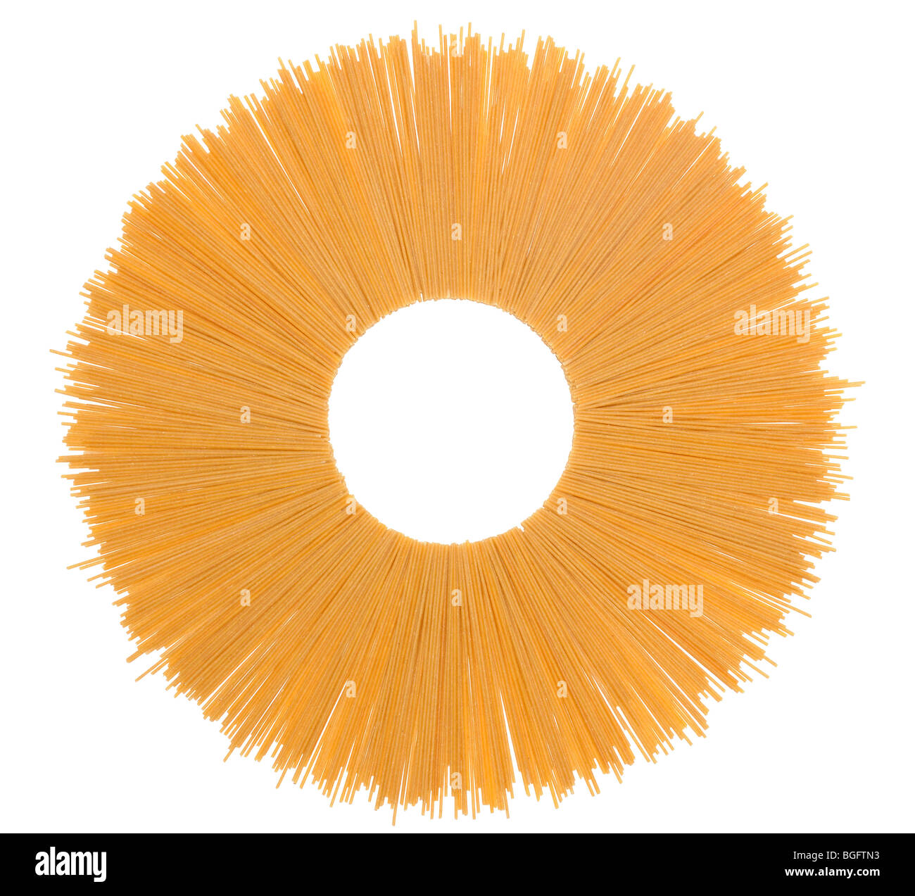 Spaghetti integrali isolate su sfondo bianco Foto Stock