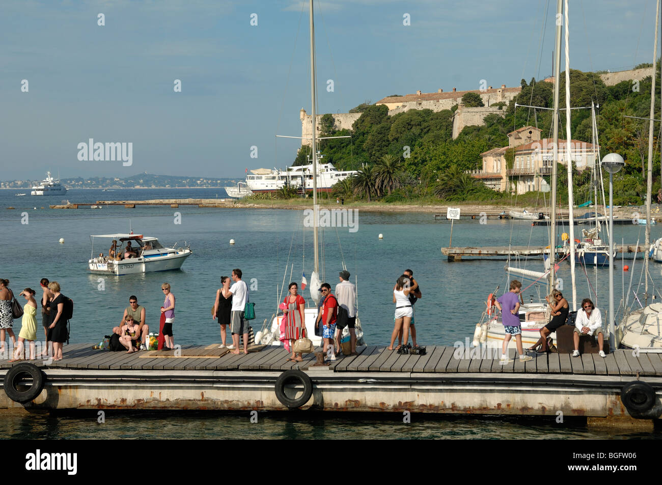 I turisti attendere sul molo del porto, Île Sainte Marguerite, le isole di Lérins, Cannes, Côte d'Azur o Costa Azzurra, Francia Foto Stock