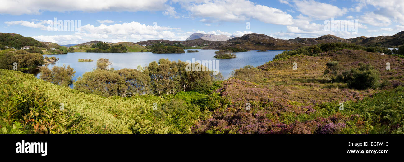 Una vista panoramica di Loch Drumbeg con vela Ghorm in background, Highland, Scozia Foto Stock
