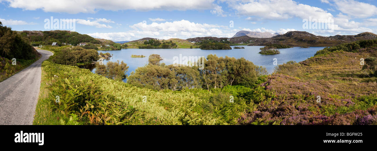 Una vista panoramica di Loch Drumbeg con vela Ghorm in background, Highland, Scozia Foto Stock