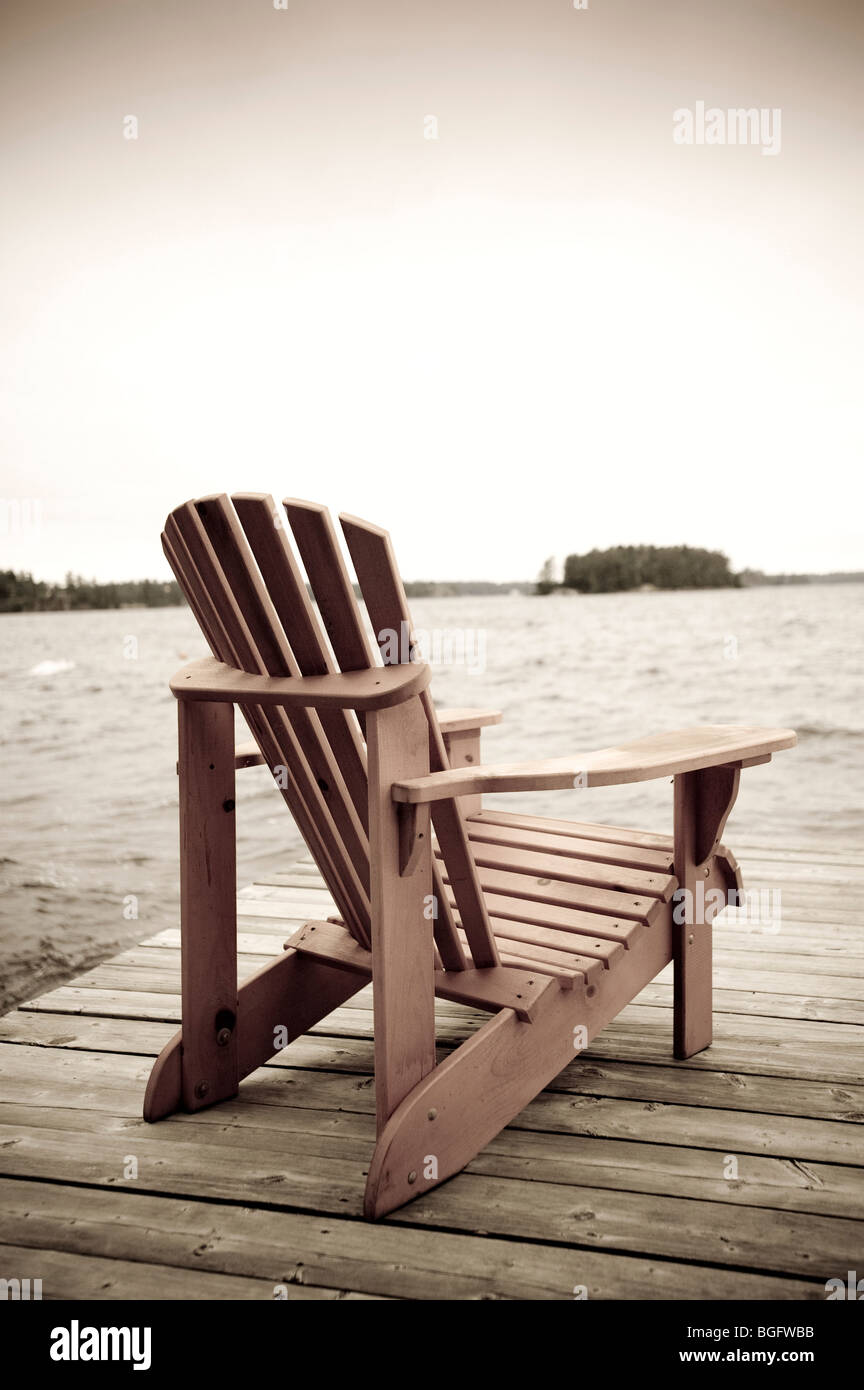 Sedia Adirondack sul ponte, Muskoka, Ontario, Canada Foto Stock