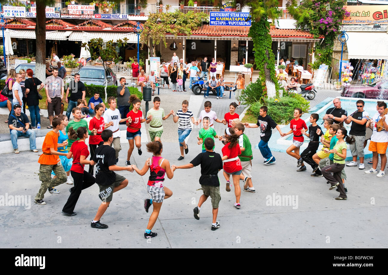 Bambini ripassando per evento pubblico in Hanioti Village, Halkidiki. Foto Stock