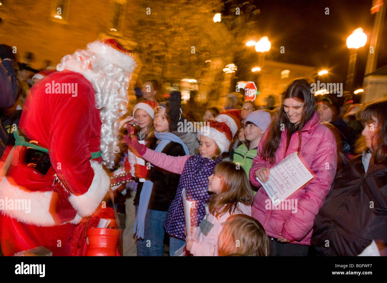 Babbo Natale arriva in città, Natale caroling in Canajoharie, nello Stato di New York Foto Stock