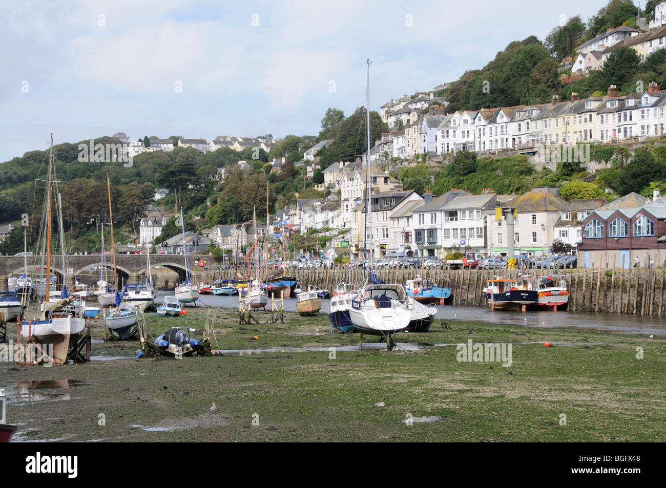 Looe fiume guardando verso Oriente Looe Cornwall Inghilterra UK visto a bassa marea Foto Stock