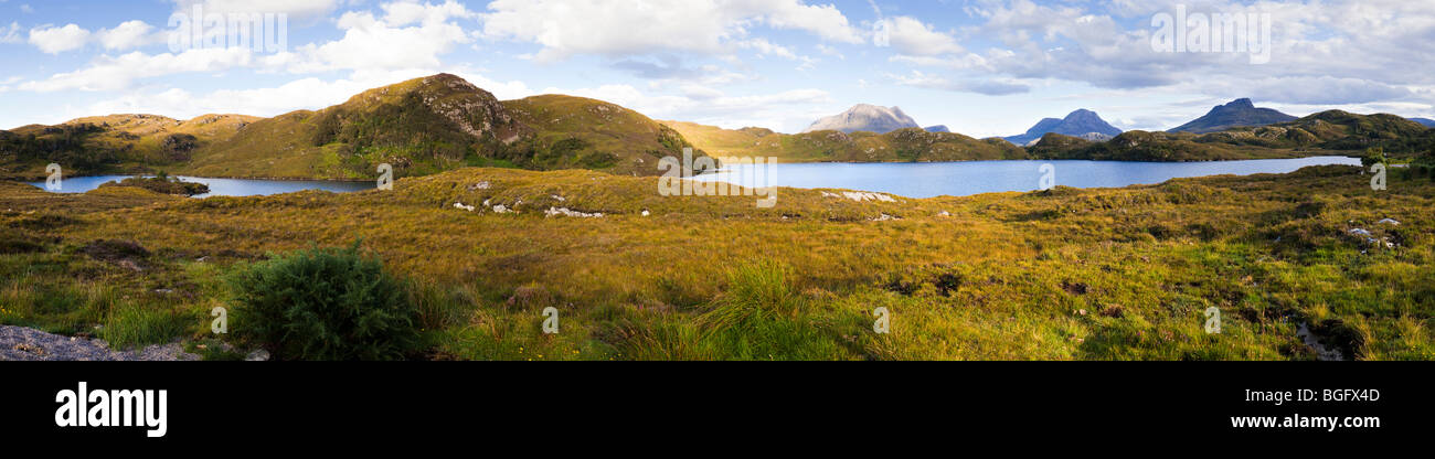 Una vista panoramica di Loch Sionascaig, a sud di Lochinver, Highland, Scozia Foto Stock