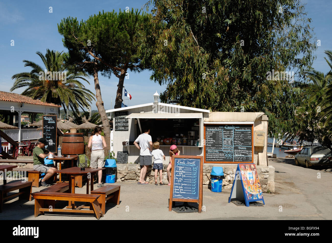 I turisti accodamento in uno Snack Bar nella città portuale di Isola di Porquerolles, Îles Hyères, Var, Côte d'Azur, Costa Azzurra, Francia Foto Stock