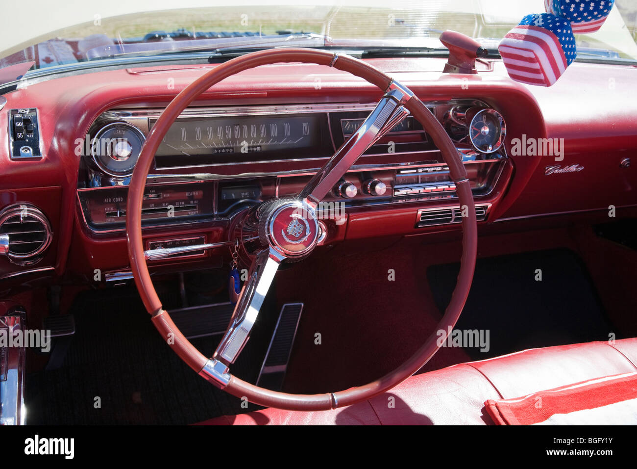 Interno in una vecchia Cadillac de vill 1963 Foto Stock