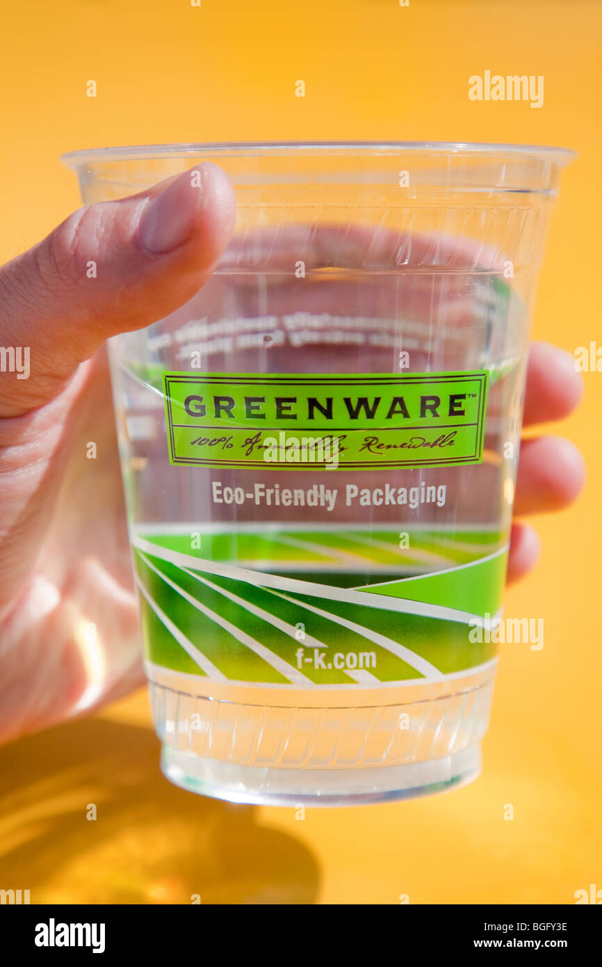Close-up di uno Fabri-Kal "verde" della bevanda fredda coppa piena d'acqua. Realizzato interamente da piante. Foto Stock