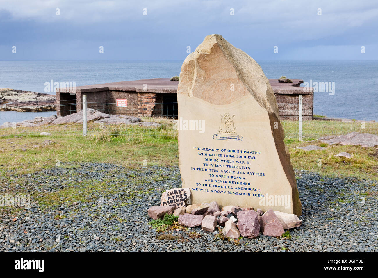 Monumento di pietra sulle rive di Loch Pecora ai membri del convoglio russo Club presso Rubha nan Sasan, N di Cove, Highland, Scozia. Foto Stock