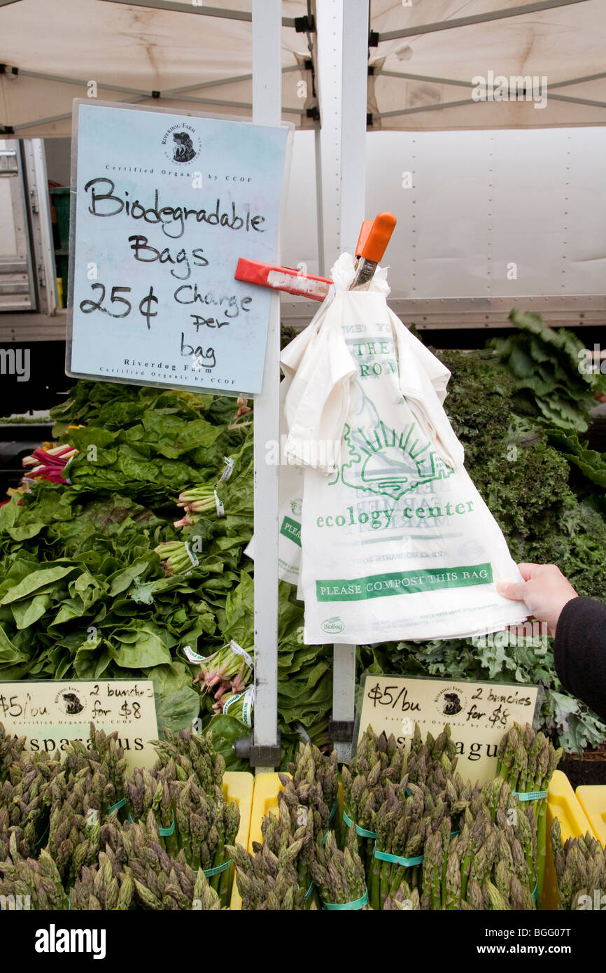 Marca BioBag biodegradabile e compostabile dei sacchetti di plastica può essere comprato per 25 centesimi ciascuna. Foto Stock