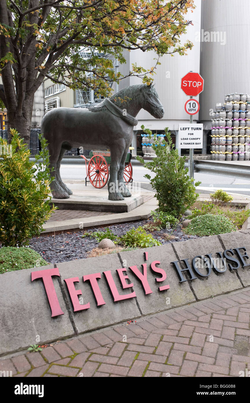 Shire statua equestre al Tetley's House / Carlsberg Brewery, Leeds Foto Stock